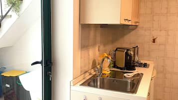 Refrigerador, microondas, parrilla de estufa y cafetera y tetera