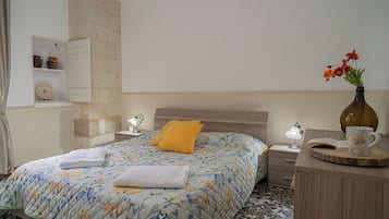 2 makuuhuonetta, tallelokero huoneessa, silitysrauta/-lauta