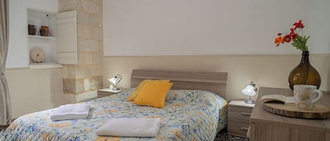 2 makuuhuonetta, tallelokero huoneessa, silitysrauta/-lauta