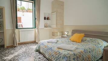 2 makuuhuonetta, tallelokero huoneessa, silitysrauta/-lauta