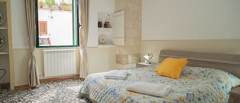 2 bedrooms, in-room safe, iron/ironing board, free WiFi