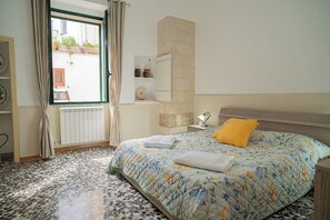 2 quartos, cofres nos quartos, ferros/tábuas de passar roupa