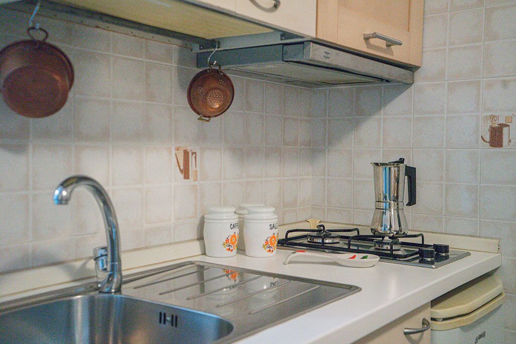 Een koelkast, een magnetron, een kookplaat