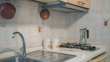 Jääkaappi, mikroaaltouuni, liesi, kahvin-/teenkeitin