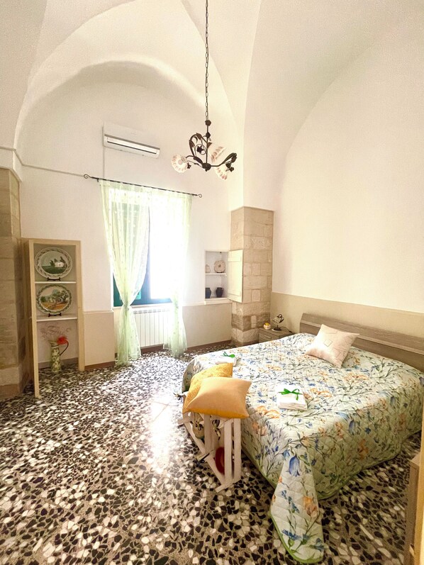 2 bedrooms, in-room safe, iron/ironing board, free WiFi