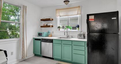 Full Unit off Canal Blvd. 4 miles from French Qtr.
