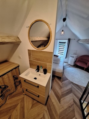 Douche, sèche-cheveux, serviettes fournies, savon