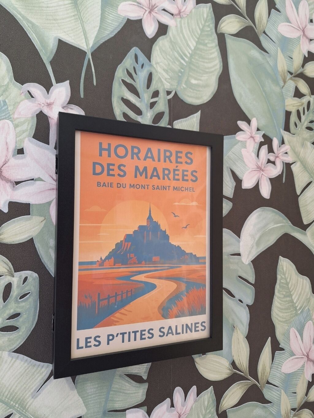 Un livre encadré intitulé « HORAIRES DES MARÉES », publié par Baie du Mont Saint-Michel.
