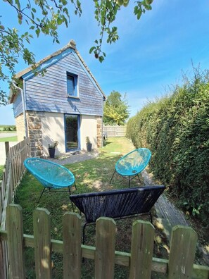 Property grounds - Stone cottage with private garden, in a quiet location, on the Mont-Saint-Michel bay (Roz-sur-Couesnon)