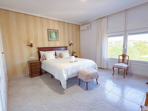 8 habitaciones, tabla de planchar con plancha, wifi y ropa de cama 