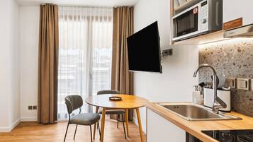 Comfort Suite with Balcony | Eigene Küche | Kühlschrank, Mikrowelle, Herdplatte, Espressomaschine