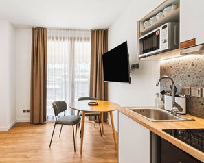 Comfort Suite with Balcony | Cuisine privée | Réfrigérateur, micro-ondes, plaque de cuisson, machine à expresso
