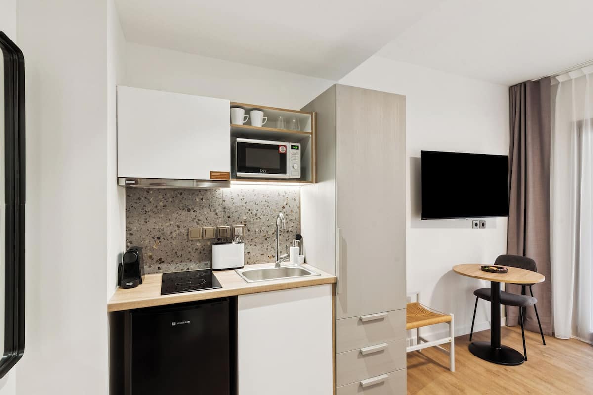 Single Comfort Suite with Balcony | Private kitchen
