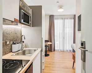 Single Suite | Private kitchen | Fridge, microwave, stovetop, espresso maker
