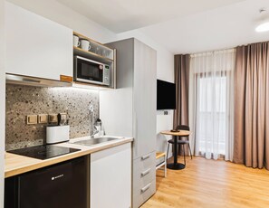 Single Comfort Suite with Balcony | Eigene Küche | Kühlschrank, Mikrowelle, Herdplatte, Espressomaschine