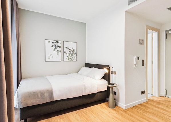 Single Comfort Suite with Balcony | 1 bedroom, individually decorated, individually furnished, desk