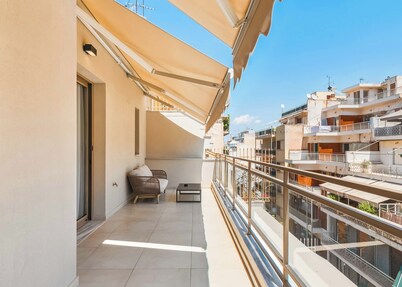 Limehome Piraeus Iris