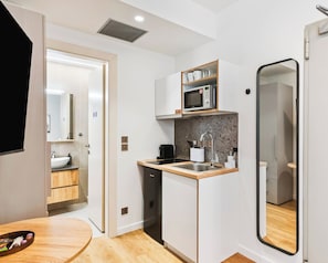 Single Suite with Balcony | Private kitchen