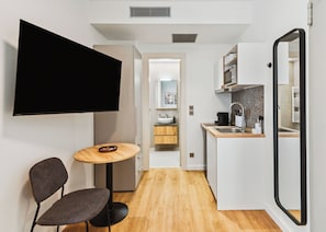 Refrigerador, microondas, placa de cocina, cafetera expreso