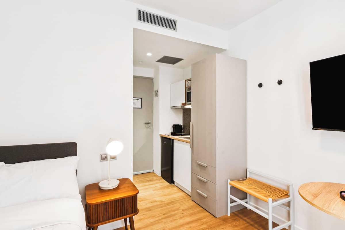 Single Suite | 1 bedroom, individually decorated, individually furnished, desk