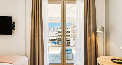 Limehome Piraeus Iris