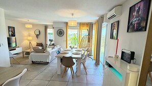 A modern kitchen with a dining area, a TV, and a large window. - Quiet house on the Côte d'Azur (Cagnes-sur-Mer)