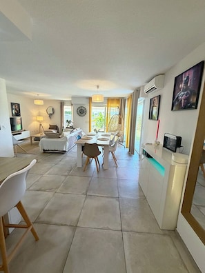 A modern kitchen with a dining area, a TV, and a large window. - Quiet house on the Côte d'Azur (Cagnes-sur-Mer)