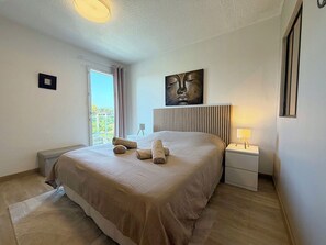 3 bedrooms, iron/ironing board, WiFi (free), bed sheets