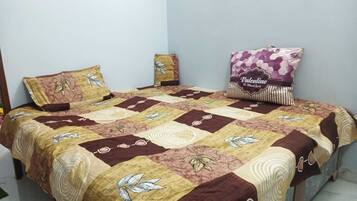 2 bedrooms, desk, WiFi