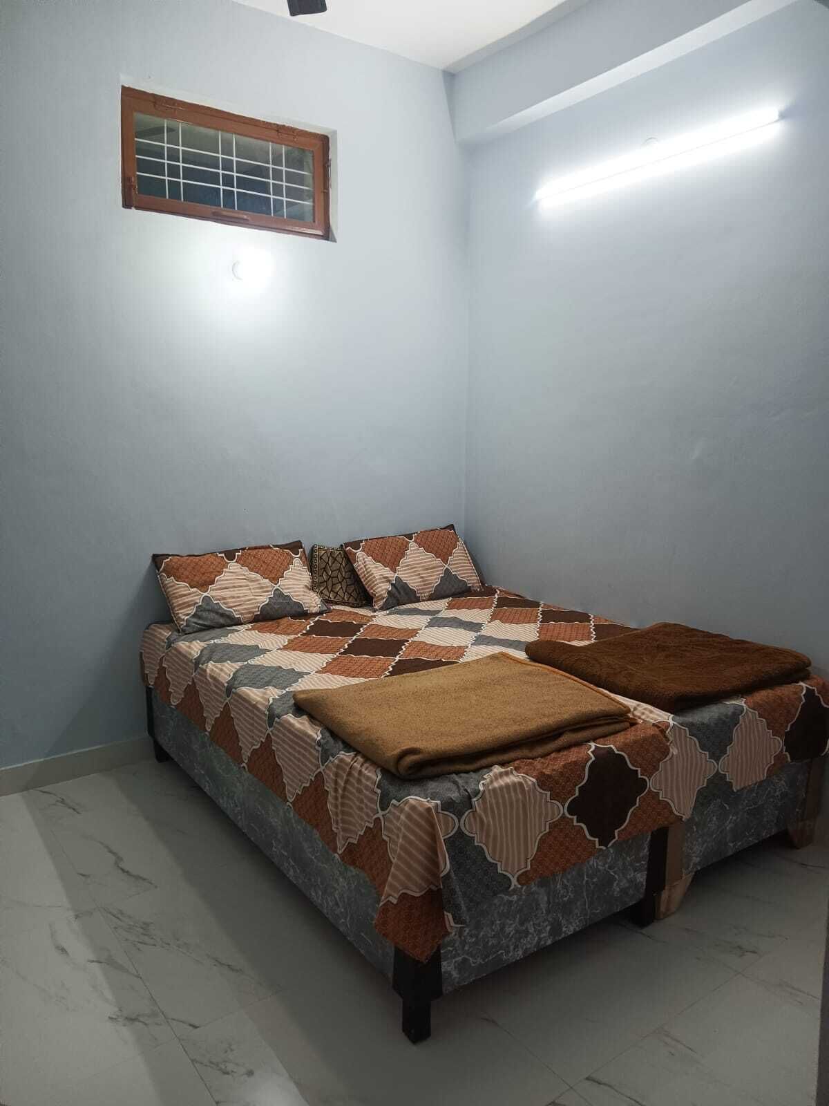 2 bedrooms, desk, WiFi