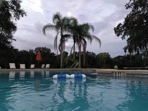 Spacious 1-bedroom mobile home on Lake Harris in Leesburg with WiFi, AC