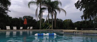 Spacious 1-bedroom mobile home on Lake Harris in Leesburg with WiFi, AC