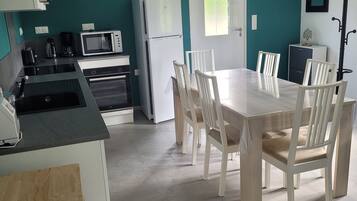 Frigorífico, microondas, horno y placa de cocina