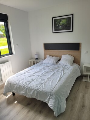 2 chambres, fer et planche à repasser, lit parapluie, draps fournis