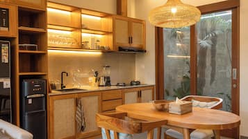 Biệt thự Royal, 1 phòng ngủ, quang cảnh hồ bơi | Bếp nhỏ riêng | Tủ lạnh, lò vi sóng, máy rửa bát, ấm điện