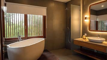 Vila real, 1 quarto, vista para a piscina | Banheiro | Banheira e chuveiro separados, produtos de toalete grátis