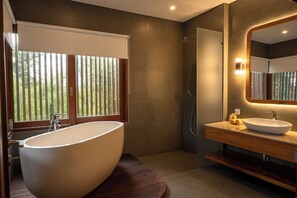 Royal Villa, 1 Yatak Odası, Havuz Manzaralı | Banyo | Ayrı küvet ve duş, ücretsiz banyo/kozmetik ürünleri 