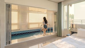 A hotel room with a large window, a pool, and a bed. - Gapyeong Laonjena Pool Villa (Gapyeong)