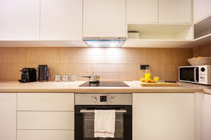 Réfrigérateur, un four, surface de cuisson, cafetière-théière