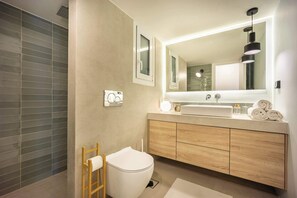 Dusj, hårføner og håndklær