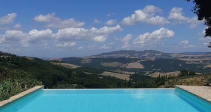 Holiday, where Tuscany is still authentic. 16th c. Villa, Infinity Pool: Ginepro