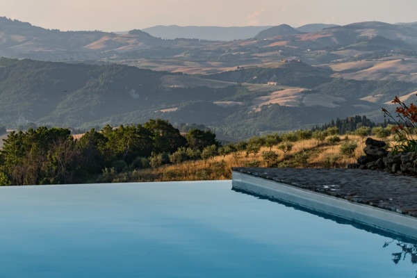 Abendstimmung über den Hügeln der Toskana vom Infinity Pool aus