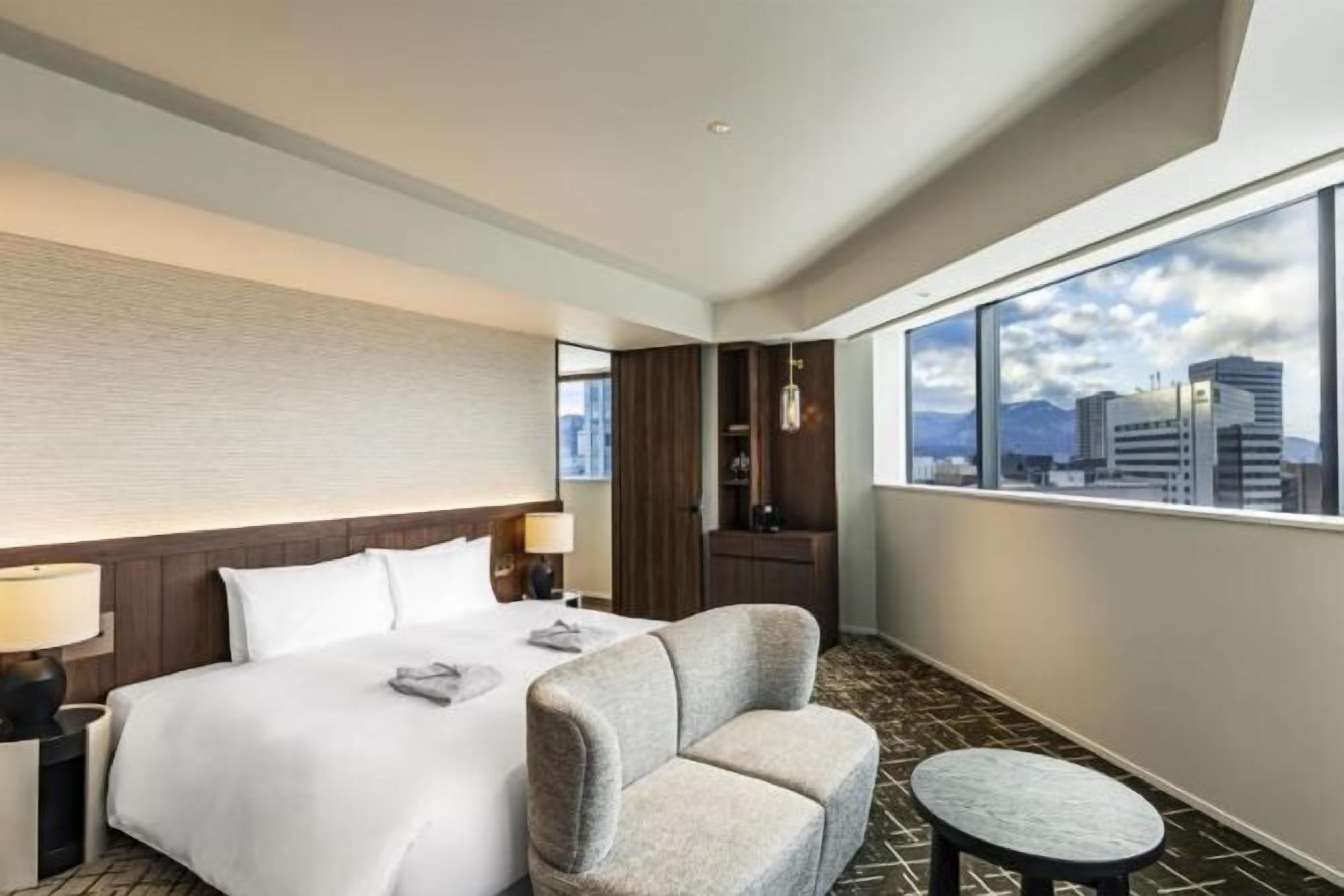 Down comforters, in-room safe, blackout drapes, free WiFi