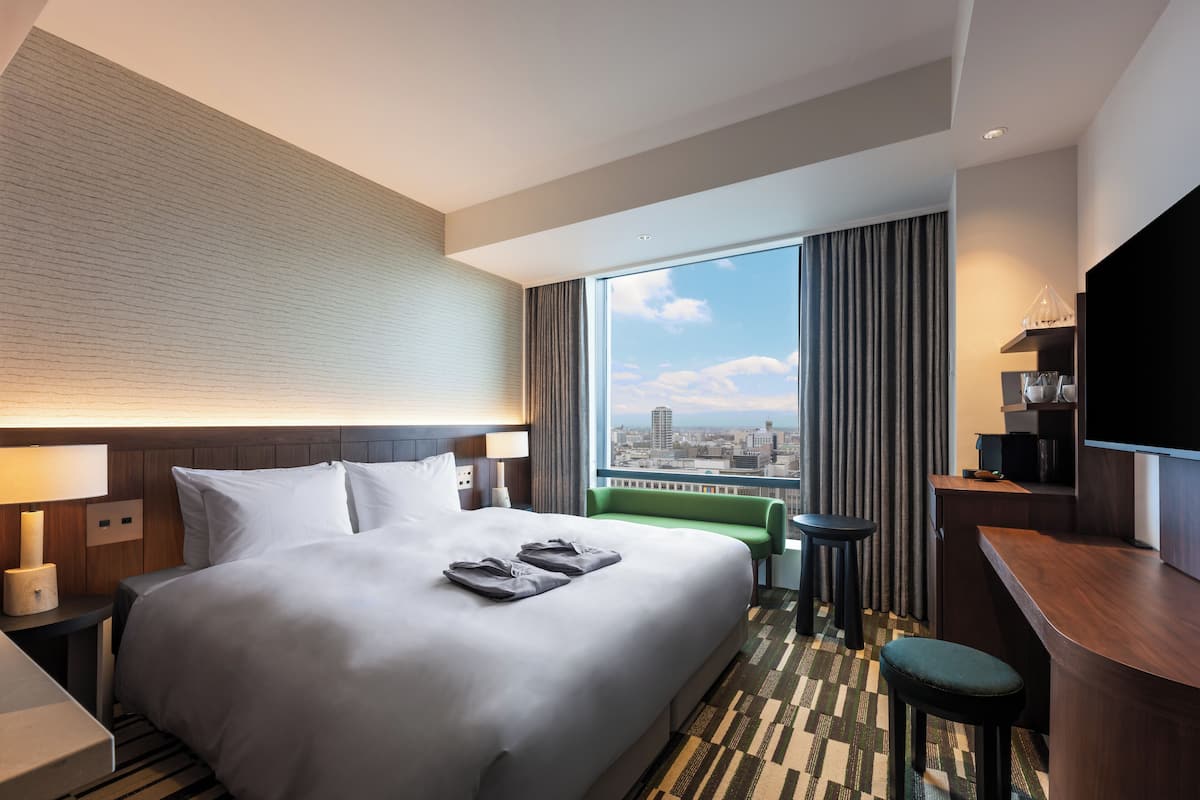 Cubrecamas, caja de seguridad en la habitación y cortinas blackout