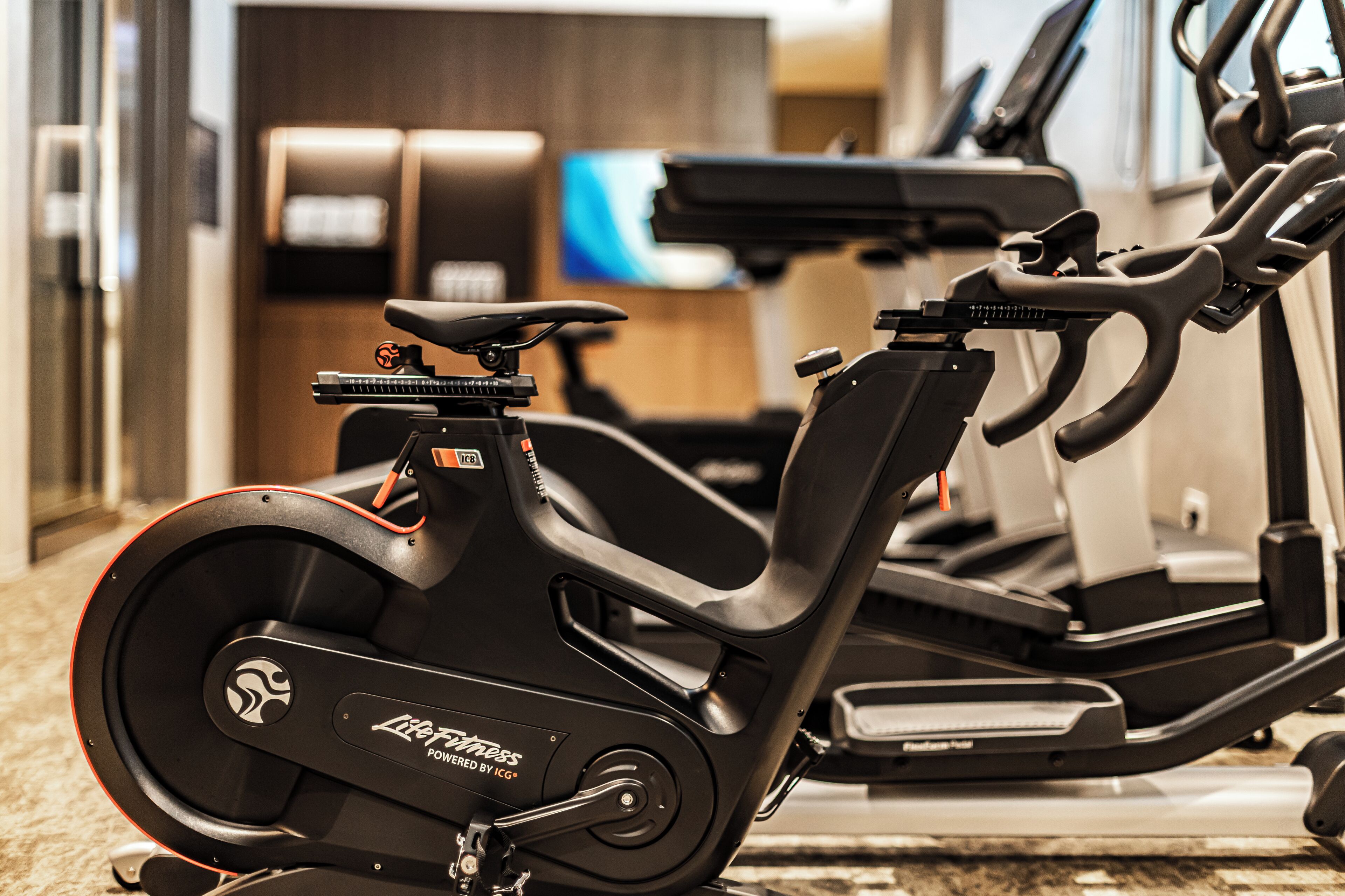 Un vélo d’appartement doté d’un panneau de commande et d’un écran.
