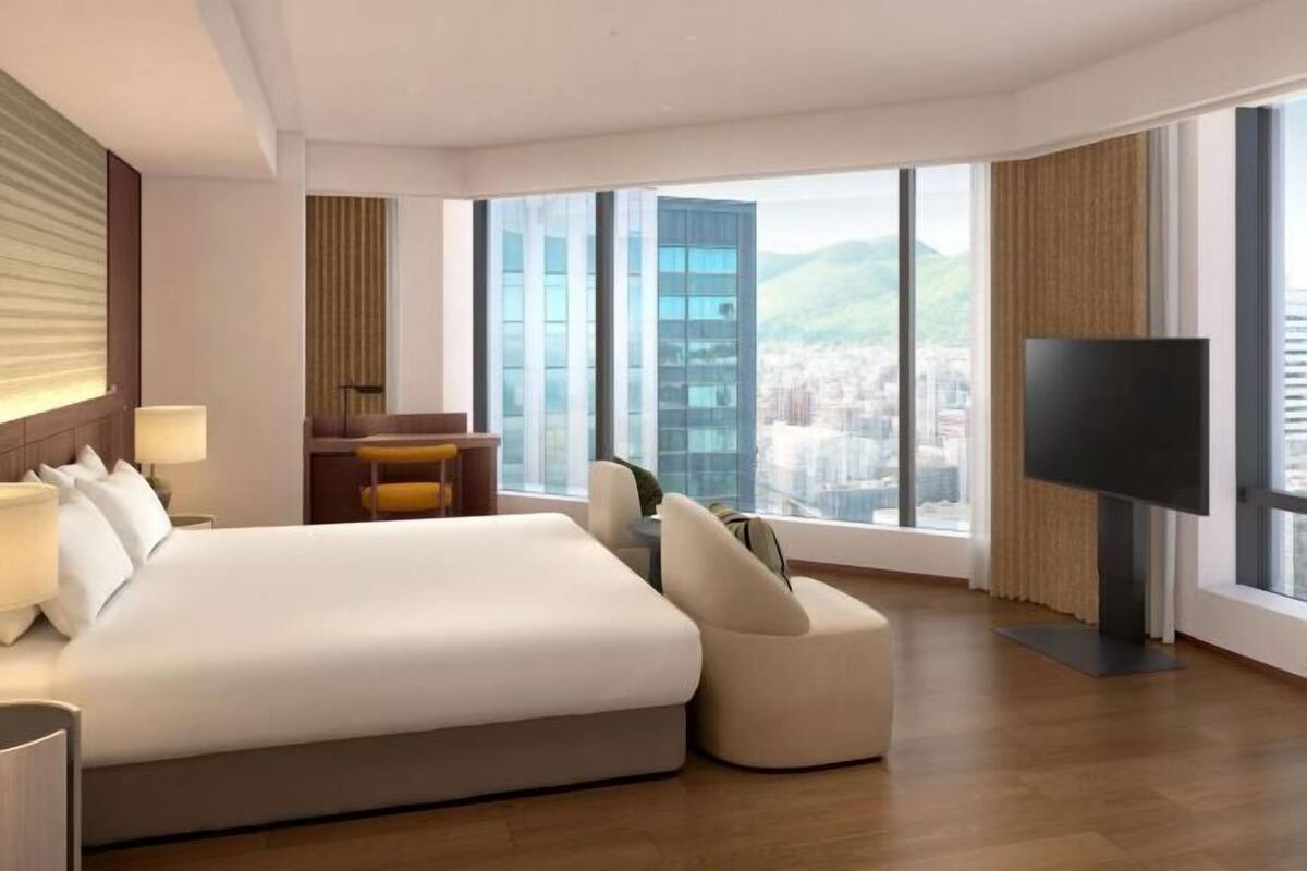 1 kamar tidur, selimut bulu angsa, brankas, dan tirai kedap cahaya
