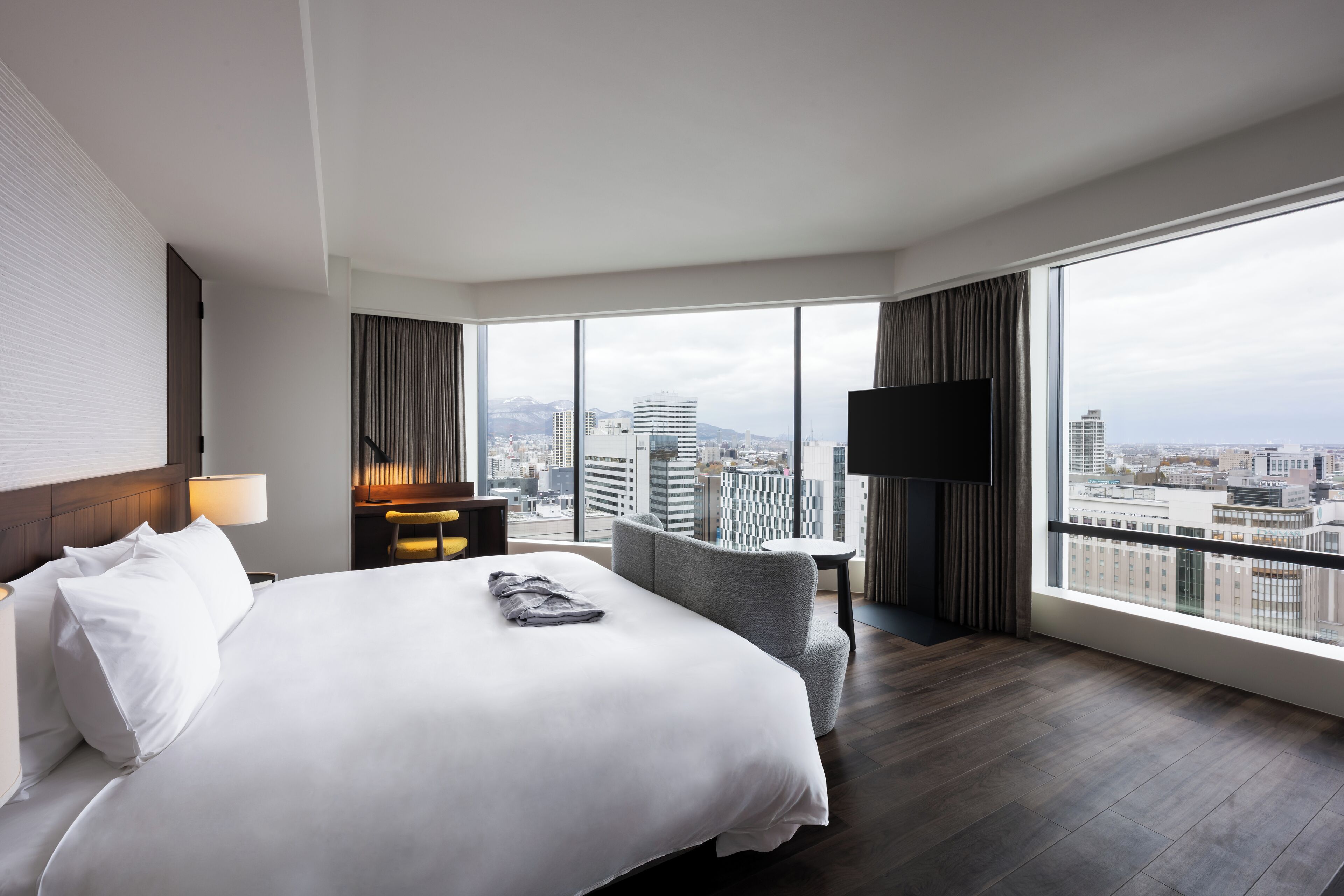 Rom – deluxe, ikke-røyk, hjørnerom (Deluxe Corner King Room) | Dundyner, safe på rommet, blendingsgardiner og wi-fi (inkludert)