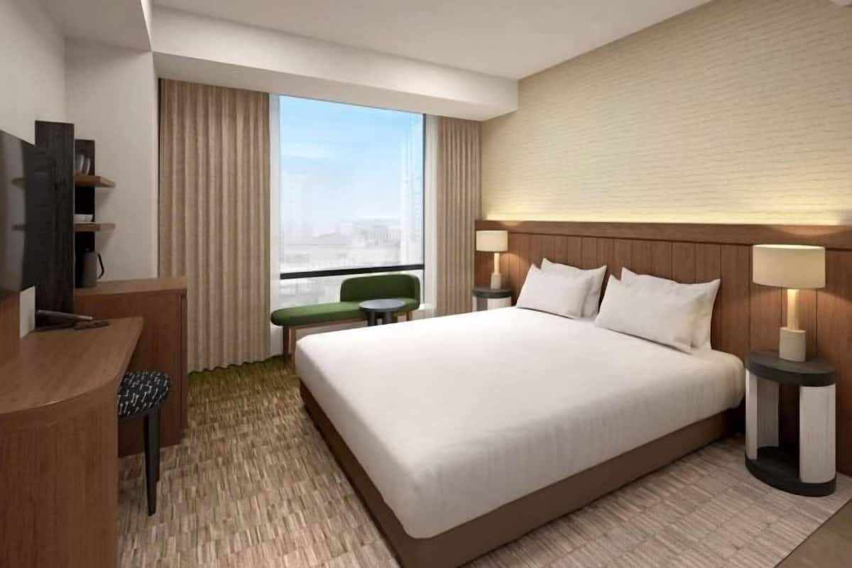 1 kamar tidur, selimut bulu angsa, brankas, dan tirai kedap cahaya