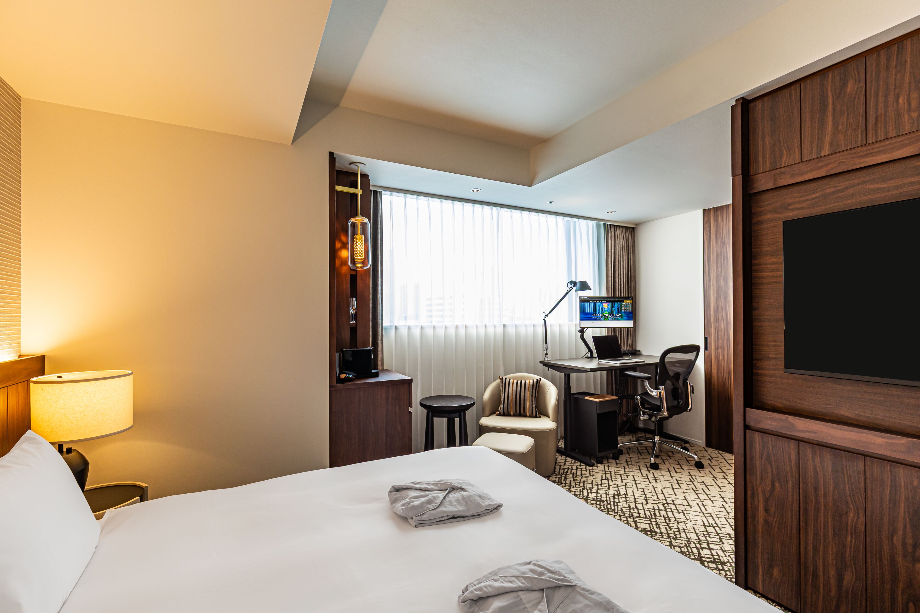 Deluxe-herbergi - reyklaust (King, Adjustable Desk & Arm Chair) | Dúnsængur, öryggishólf í herbergi, myrkratjöld/-gardínur