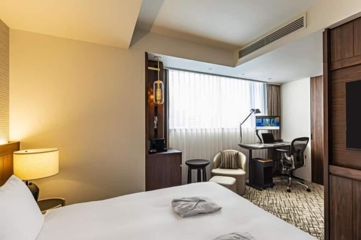 Down comforters, in-room safe, blackout drapes, free WiFi